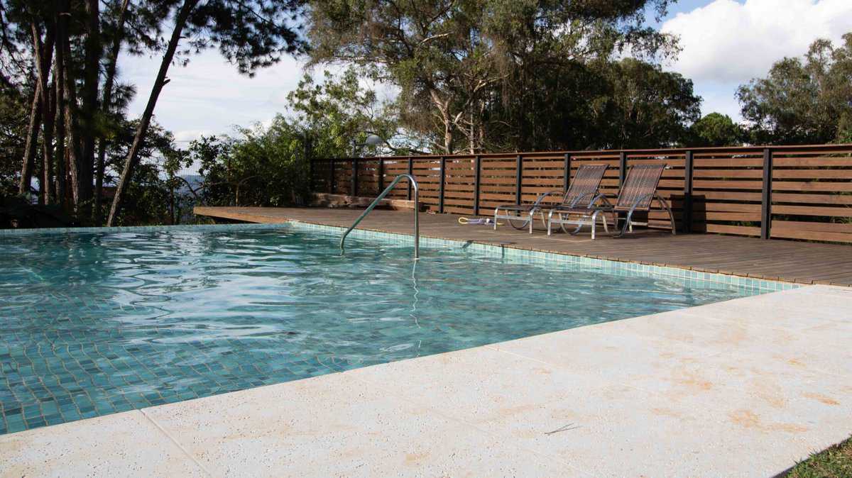 pros-and-cons-saltwater-pool